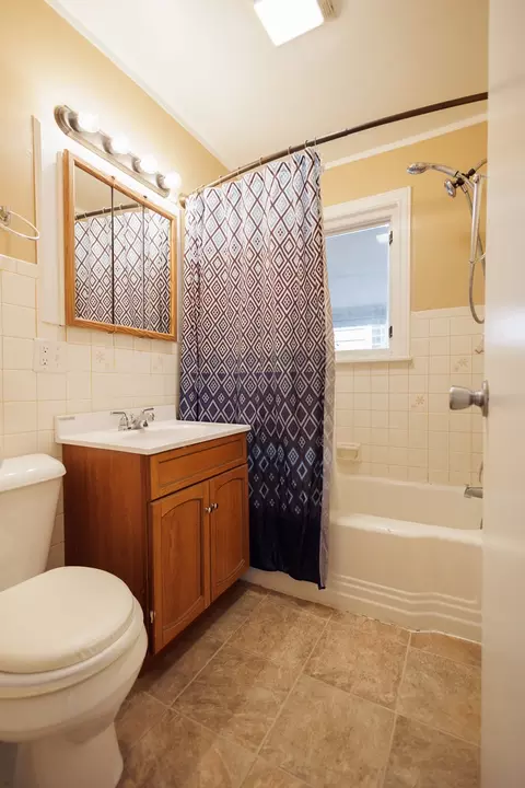 Bath - 618 N 9th Ave, Kankakee, IL 60901 photo 1 of 2