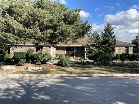 8 Shelburne Dr, Oak Brook, IL 60523