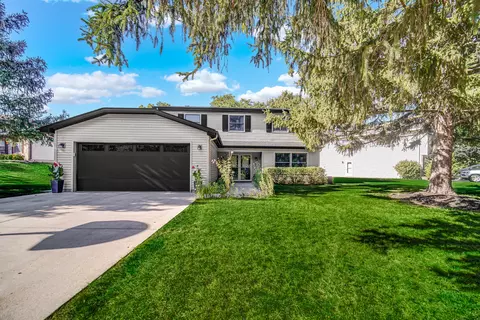 1028 W Park Place Dr, Bartlett, IL 60103