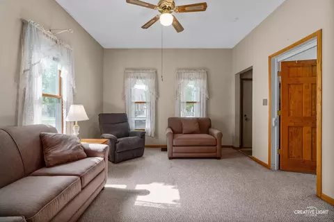 Living - 261 Perry St, Elgin, IL 60123 photo 1 of 2