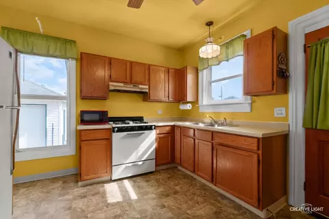 Kitchen - 261 Perry St, Elgin, IL 60123 photo 2 of 2