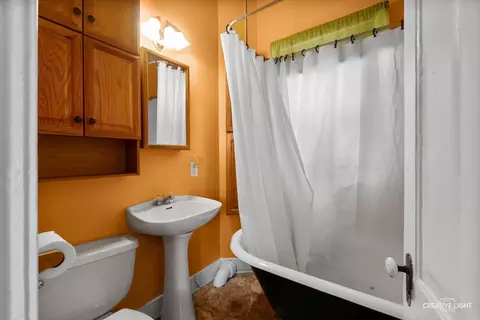 Bath - 261 Perry St, Elgin, IL 60123 photo 1 of 1