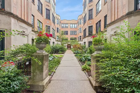 1221 W Granville Ave #2B, Chicago, IL 60660