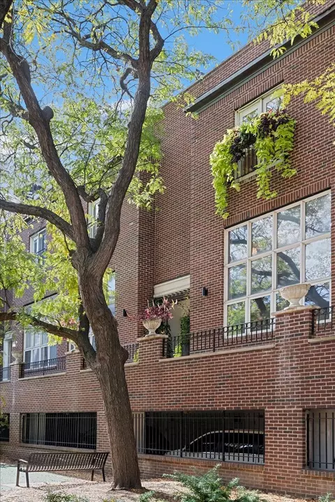 747 W Wrightwood Ave #C, Chicago, IL 60614