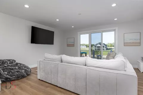 Living - 40 Waterside Way, Ottawa, IL 61350 photo 1 of 3