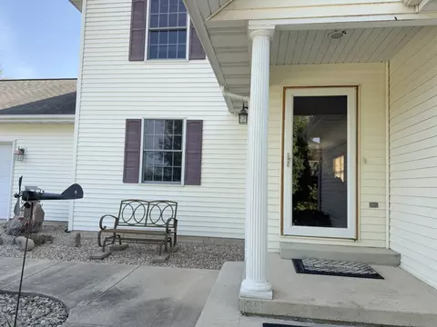 Exterior - 16555 Mclean Rd, Danvers, IL 61732 photo 2 of 16
