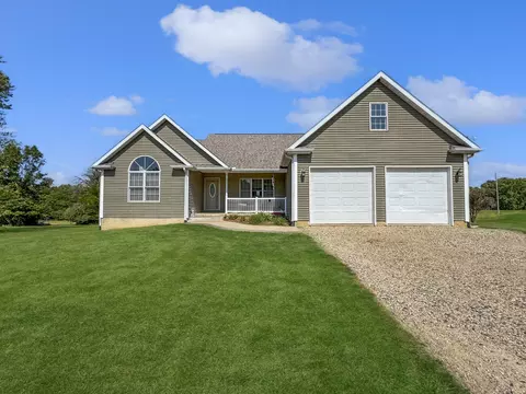 1063 Deervalley Dr, Varna, IL 61375