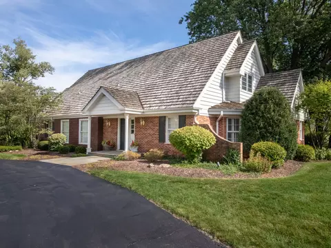 2 Royal Vale Dr, Oak Brook, IL 60523