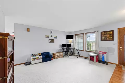 Living - 424 E Newton St, Mansfield, IL 61854 photo 2 of 6