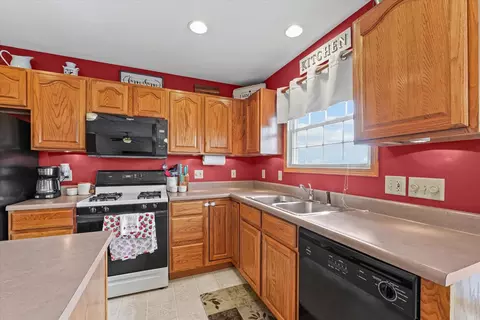 Kitchen - 424 E Newton St, Mansfield, IL 61854 photo 3 of 4