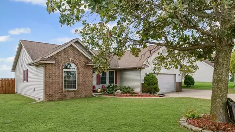 Exterior - 424 E Newton St, Mansfield, IL 61854 photo 2 of 7