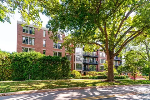 1633 2nd St #302, Highland Park, IL 60035