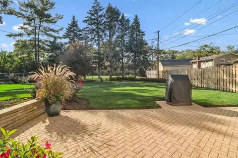 450 Little Path Rd, Des Plaines, IL 60016 photo 2