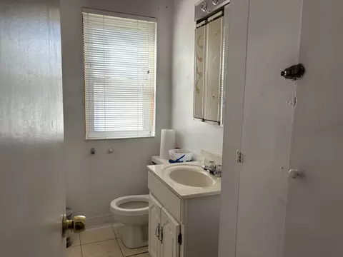 Bath - 545 E 86th St, Chicago, IL 60619 photo 2 of 4