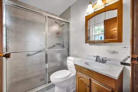 Bath - 403 Delmar Ln, Bloomington, IL 61701 photo 1 of 2