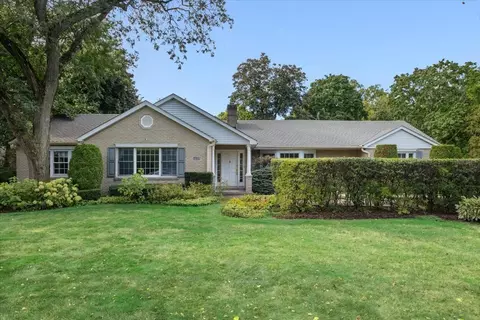 1125 Golfview Rd, Glenview, IL 60025