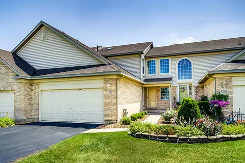 7925 Belle Rive Ct, Tinley Park, IL 60477