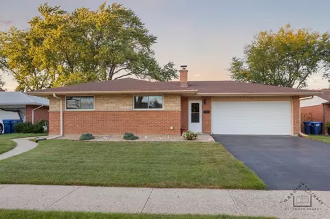 350 Lance Dr, Des Plaines, IL 60016 photo 2