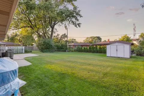 350 Lance Dr, Des Plaines, IL 60016 photo 4