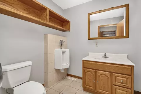 Bath - 675 E Southmor Rd, Morris, IL 60450 photo 1 of 6