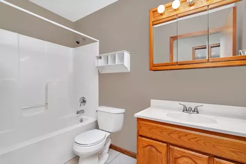 Bath - 675 E Southmor Rd, Morris, IL 60450 photo 5 of 6
