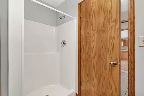 Bath - 675 E Southmor Rd, Morris, IL 60450 photo 2 of 6
