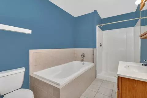Bath - 675 E Southmor Rd, Morris, IL 60450 photo 4 of 6