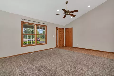 Living - 675 E Southmor Rd, Morris, IL 60450 photo 4 of 5