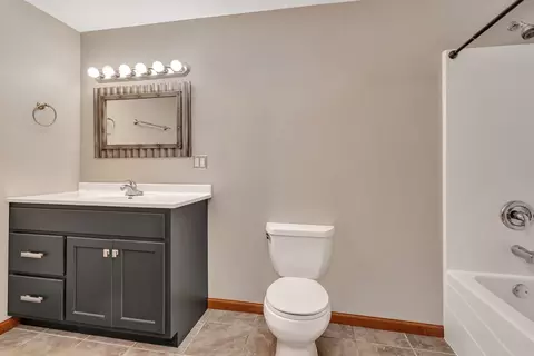 Bath - 675 E Southmor Rd, Morris, IL 60450 photo 6 of 6