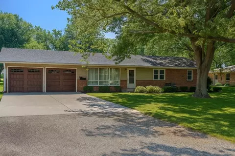104 Central Ct, Watseka, IL 60970