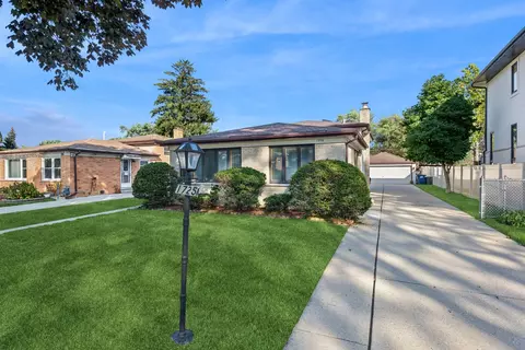 1725 Sycamore St, Des Plaines, IL 60018