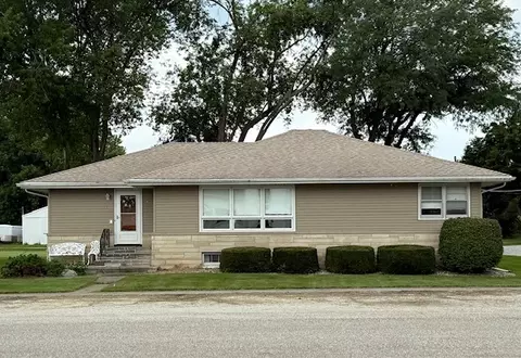 301 S 4th St, Cissna Park, IL 60924