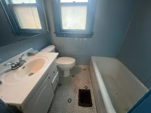 Bath - 9834 S Drexel Ave, Chicago, IL 60628 photo 1 of 1