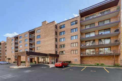 905 Center St #507, Des Plaines, IL 60016