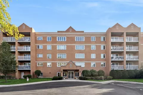 7450 N Waukegan Rd #404, Niles, IL 60714