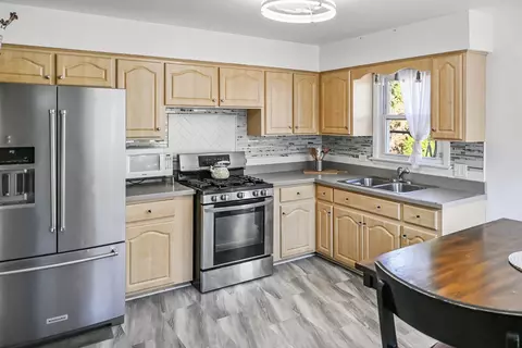 Kitchen - 15115 Springfield Ave, Midlothian, IL 60445 photo 1 of 2