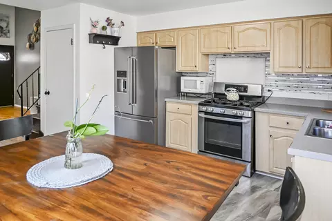 Kitchen - 15115 Springfield Ave, Midlothian, IL 60445 photo 2 of 2