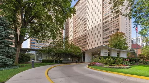 3950 N Lake Shore Dr #1706, Chicago, IL 60613