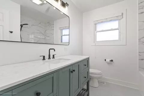 Bath - 908 Bridle Ln, Wheaton, IL 60187 photo 1 of 2