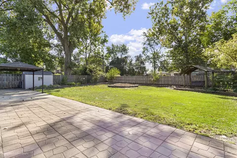 Exterior - 908 Bridle Ln, Wheaton, IL 60187 photo 2 of 6