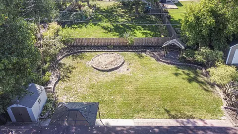 Exterior - 908 Bridle Ln, Wheaton, IL 60187 photo 6 of 6