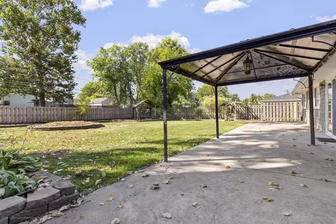 Exterior - 908 Bridle Ln, Wheaton, IL 60187 photo 4 of 6