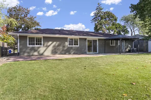 Exterior - 908 Bridle Ln, Wheaton, IL 60187 photo 3 of 6