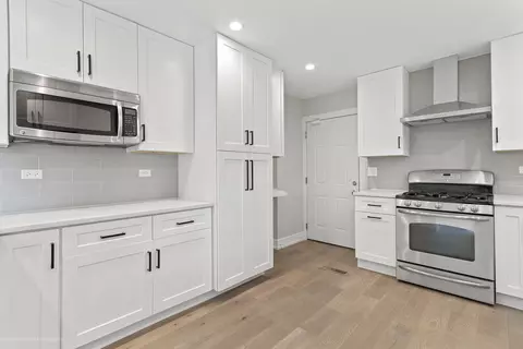 Kitchen - 908 Bridle Ln, Wheaton, IL 60187 photo 4 of 5