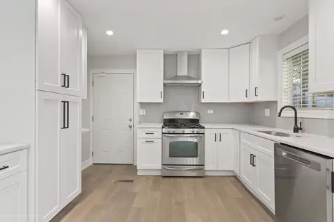 Kitchen - 908 Bridle Ln, Wheaton, IL 60187 photo 3 of 5