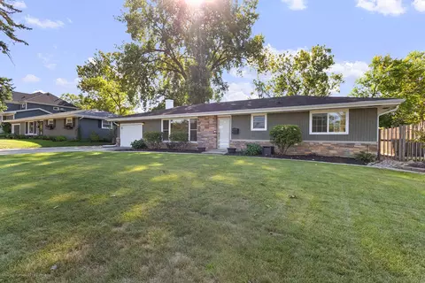 Exterior - 908 Bridle Ln, Wheaton, IL 60187 photo 5 of 6