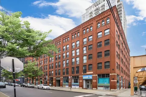 225 W Huron St #403, Chicago, IL 60654