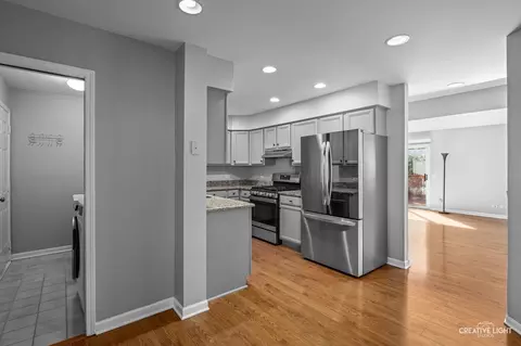 Entry Way - 333 Inner Circle Dr, Bolingbrook, IL 60490 photo 2 of 3