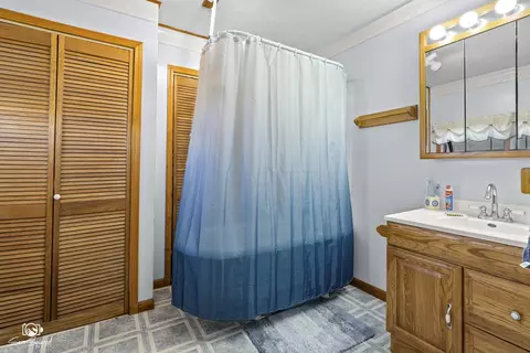 Bath - 106 S Shelly Ave, Reddick, IL 60961 photo 1 of 1