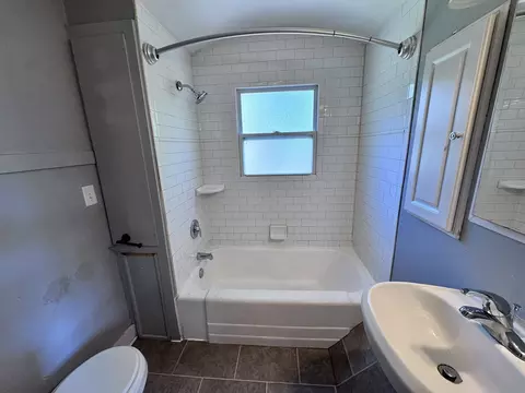 Bath - Undisclosed, Elgin, IL 60120 photo 1 of 2